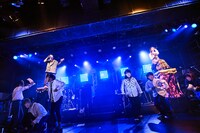 “空を飛ぶ”堂島孝平と竹内朱莉。