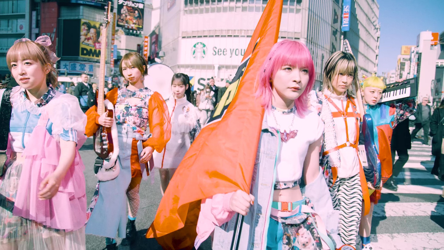 Gacharic Spin「Let It Beat」ミュージックビデオより。