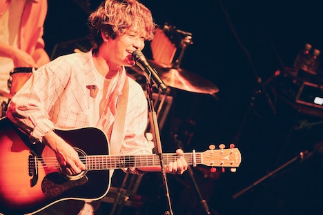 新里英之（Vo, G）（Photo by Tetsuya Yamakawa）