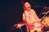 名嘉俊（Dr）（Photo by Tetsuya Yamakawa）