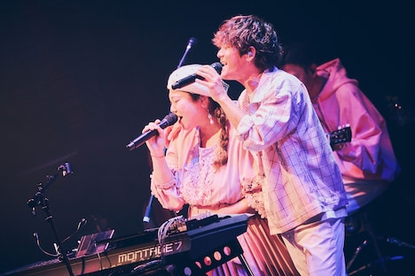 左から仲宗根泉（Key, Vo）、新里英之（Vo, G）。（Photo by Tetsuya Yamakawa）