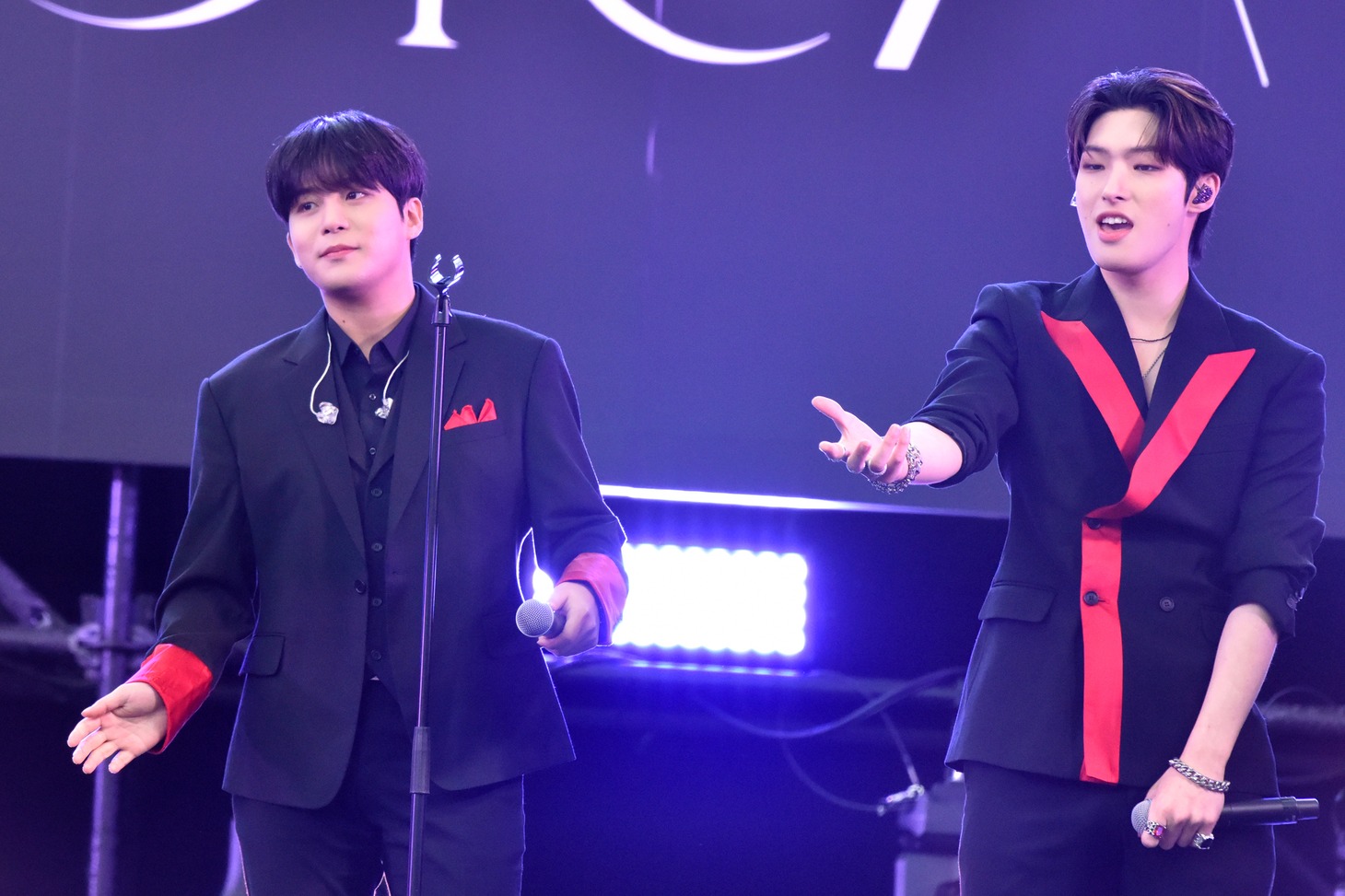 左からJONGHO、MINGI。