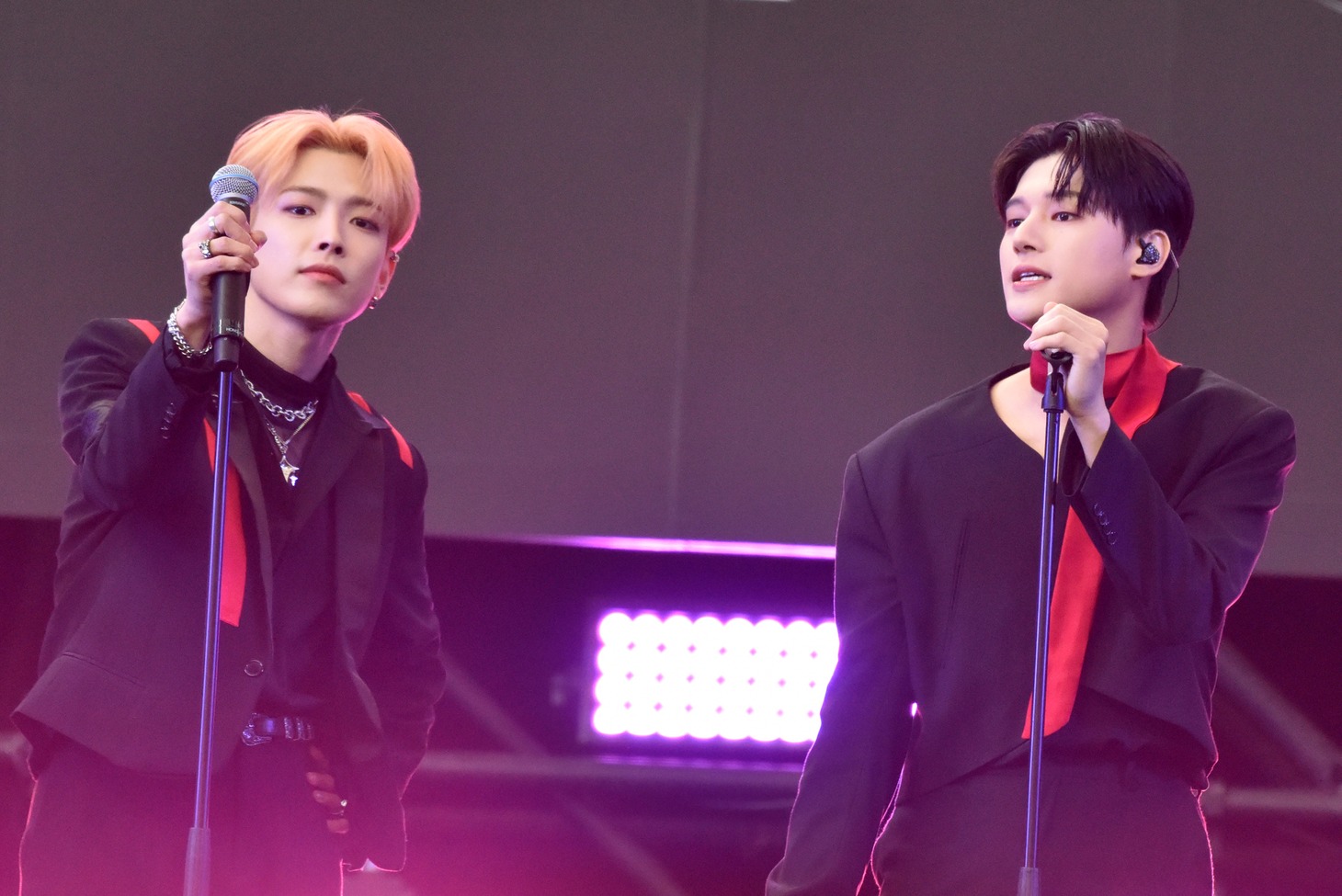 左からHONGJOON、WOOYOUNG。
