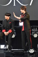 椅子から立ち上がったが、特に話すことはなかったMINGI。