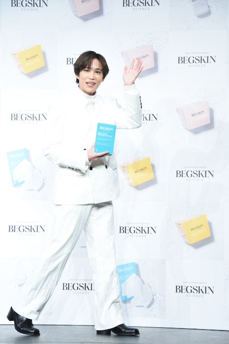 手を振りながら退場する千賀健永（Kis-My-Ft2）。