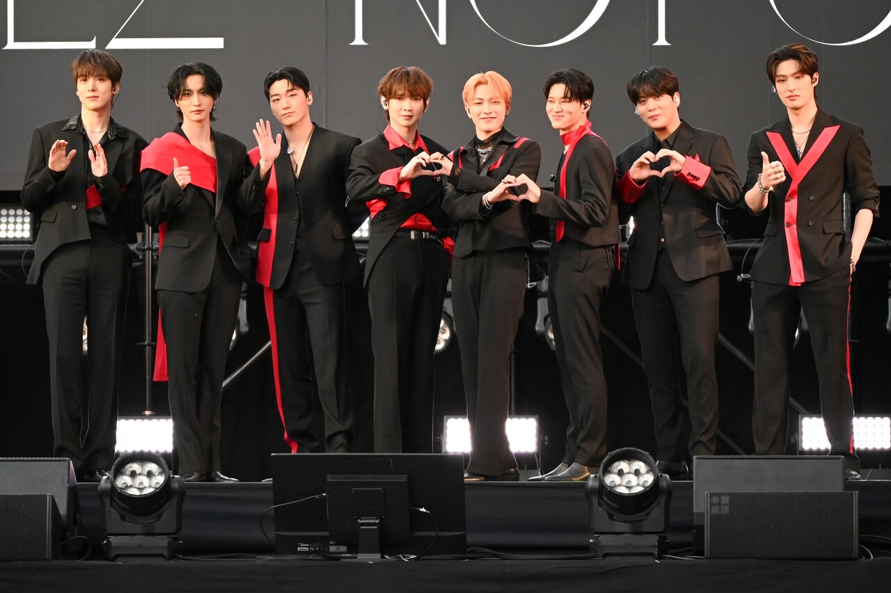 ATEEZが日本カムバック、ショーケースで告げた「おつかれサン」「あり