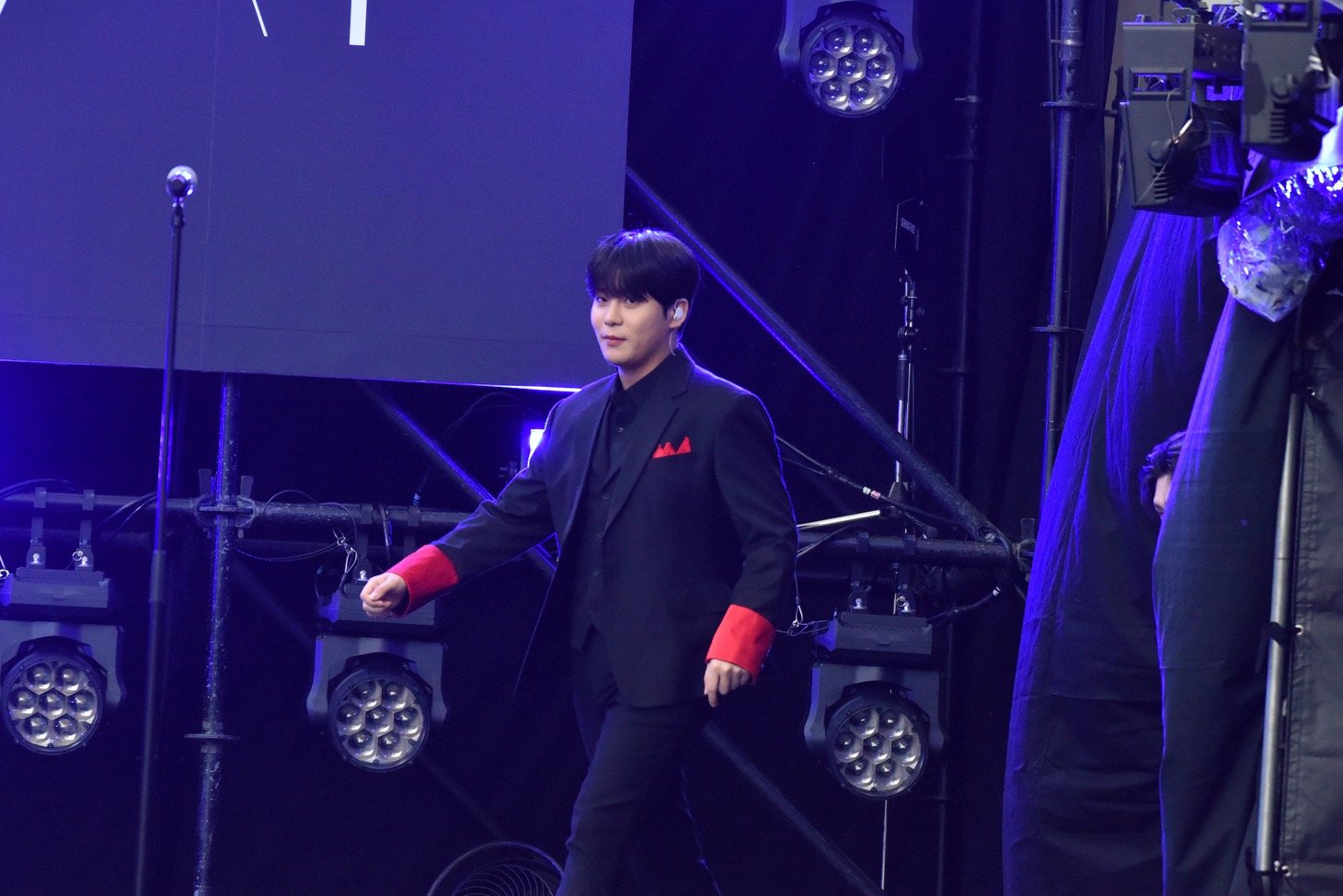 堂々と入場するJONGHO。