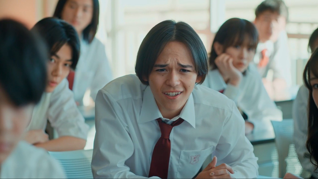 「スマホデビュー1年生×GTOリバイバル『スマホデビュー授業』篇」より。
