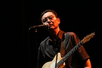 向井秀徳（Vo, G）（撮影：菊池茂夫）