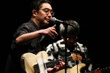 向井秀徳（Vo, G）（撮影：菊池茂夫）