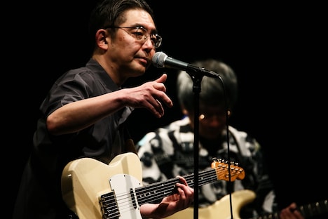 向井秀徳(Vo, G)(撮影:菊池茂夫)