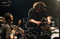 左から向井秀徳（Vo, G）、松下敦（Dr）。（撮影：菊池茂夫）