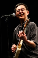 向井秀徳（Vo, G）（撮影：菊池茂夫）