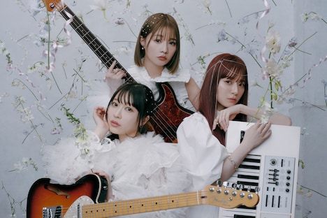 SILENT SIREN。下段左がすぅ（Vo, G）。