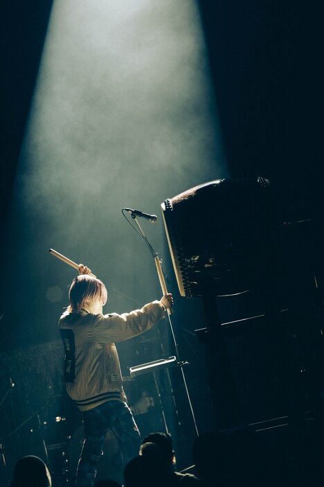 和太鼓を叩くsyudou。（Photo by Shingo Tamai）