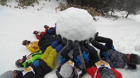 「ザ！鉄腕！DASH!!」巨大雪玉作りの様子。(c)日本テレビ