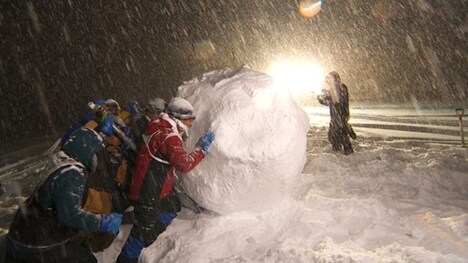 「ザ！鉄腕！DASH!!」巨大雪玉作りの様子。(c)日本テレビ