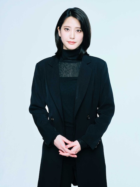 山崎紘菜演じる三枝玲。