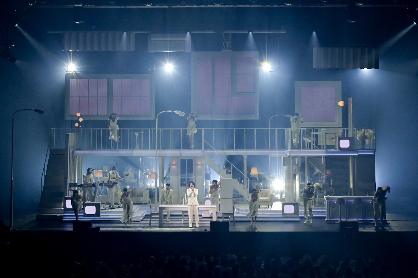 「Mrs. GREEN APPLE 2023-2024 FC TOUR "The White Lounge"」3月3日公演より。（撮影：田中聖太郎写真事務所）