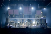 「Mrs. GREEN APPLE 2023-2024 FC TOUR "The White Lounge"」3月3日公演より。(撮影:田中聖太郎写真事務所)