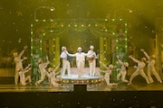 「Mrs. GREEN APPLE 2023-2024 FC TOUR "The White Lounge"」3月3日公演より。(撮影:田中聖太郎写真事務所)