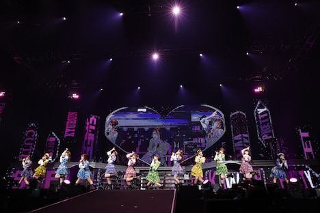 「≠ME 5th ANNIVERSARY PREMIUM CONCERT」の様子。(c)YOANI