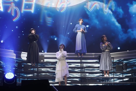 「月下美人」を歌う櫻井もも、冨田菜々風、蟹沢萌子、川中子奈月心。(c)YOANI