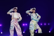 「≠ME 5th ANNIVERSARY PREMIUM CONCERT」昼公演より、「2時半ろけんろー」を披露する本田珠由記と永田詩央里。(c)YOANI