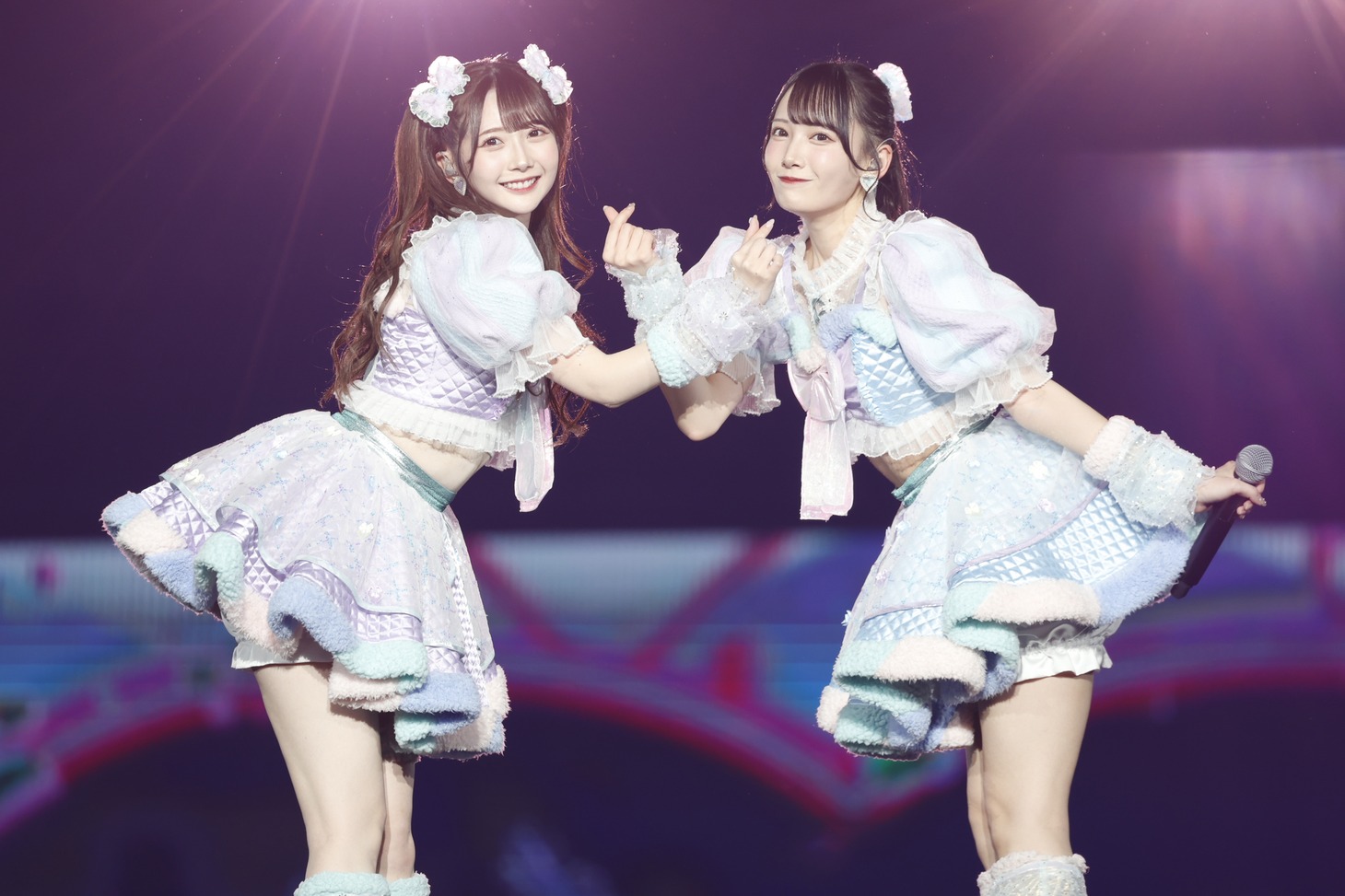 「≠ME 5th ANNIVERSARY PREMIUM CONCERT」昼公演より、「サマーチョコレート」を披露する谷崎早耶と鈴木瞳美。(c)YOANI