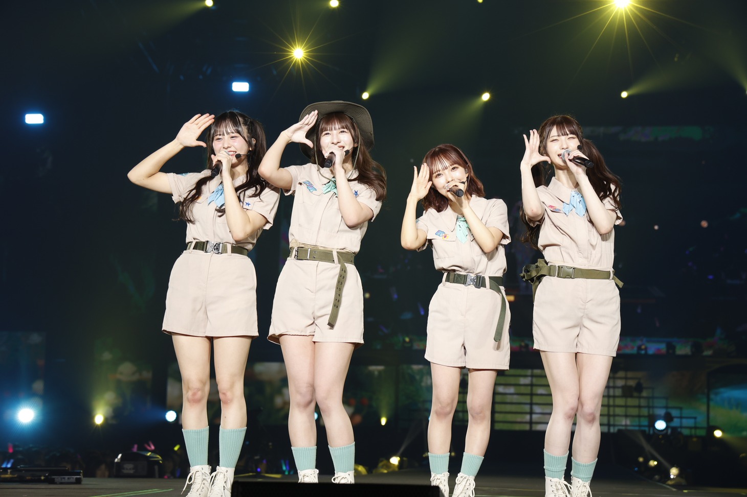 「こちらハッピー探検隊」を披露する尾木波菜、河口夏音、落合希来里、菅波美玲。(c)YOANI