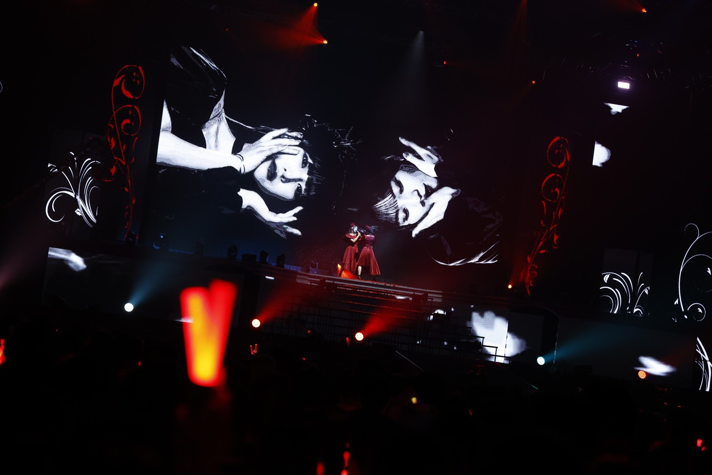 「≠ME 5th ANNIVERSARY PREMIUM CONCERT」昼公演より、「ピオニーズ」を披露する蟹沢萌子と冨田菜々風。(c)YOANI