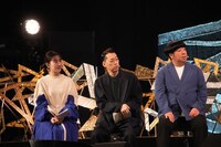 司会の三上真奈アナウンサーとバナナマン。(c)オダイバ!!超次元音楽祭2024