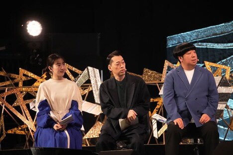 司会の三上真奈アナウンサーとバナナマン。(c)オダイバ!!超次元音楽祭2024