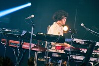 田辺由明（G, Cho）（撮影：酒井ダイスケ）