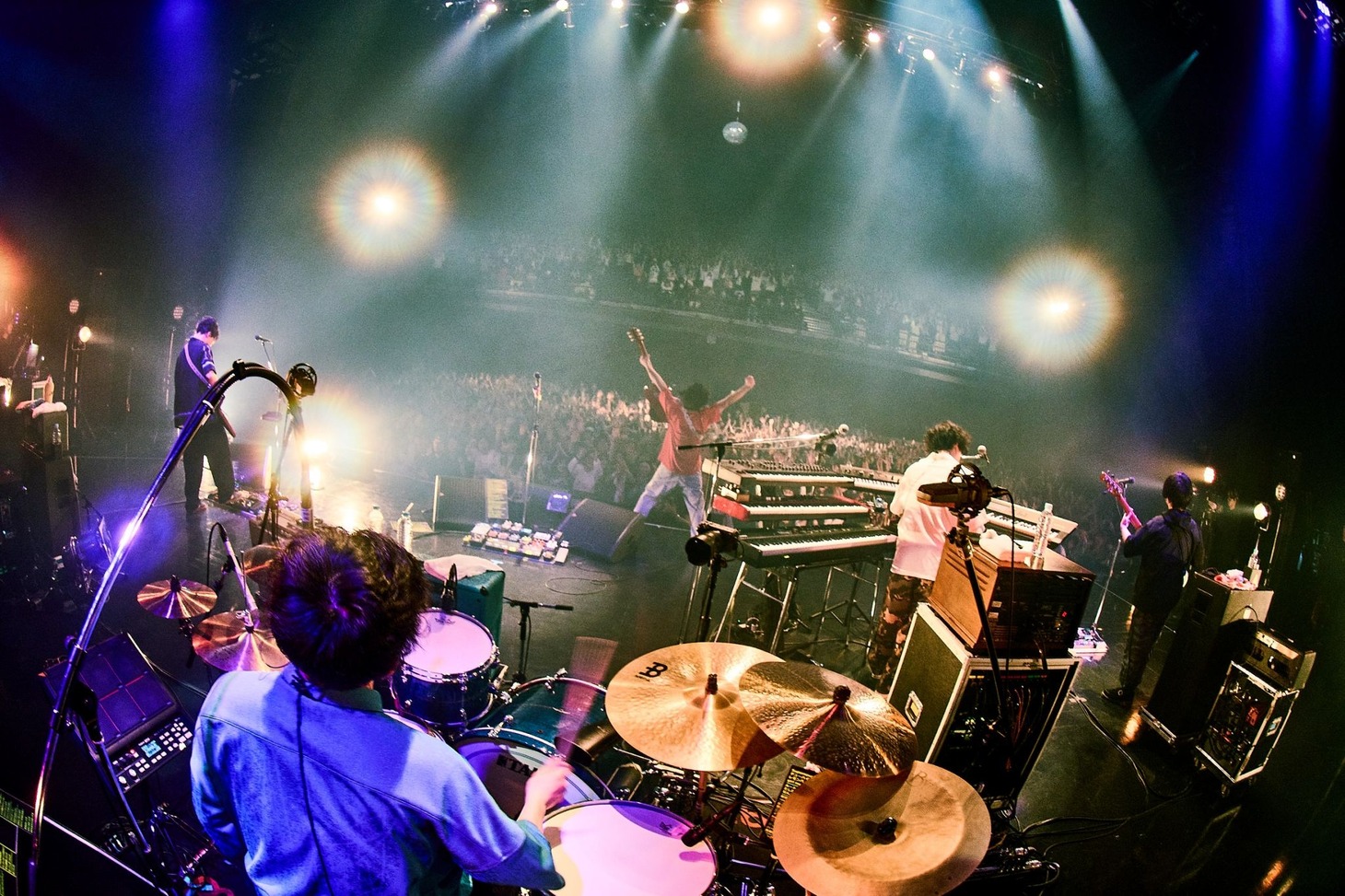 マカロニえんぴつ「マカロックツアーvol.17 ～思ひ出いっぱい☆地元へ帰ろう編～」神奈川・KT Zepp Yokohama公演の様子。（撮影：酒井ダイスケ）