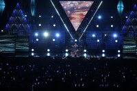 鈴木愛奈によるライブの様子。(c)オダイバ!!超次元音楽祭2024