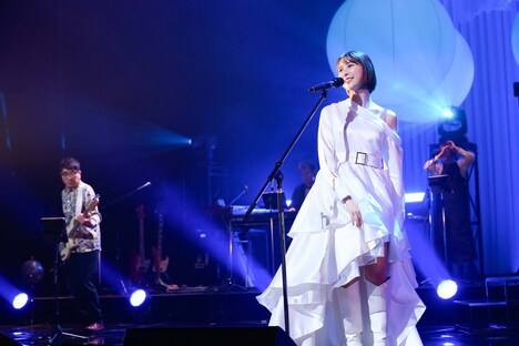 亀田誠治と共演する玉井詩織。(c)増田慶・髙田真希子