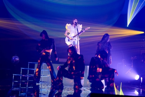 ギターを持って現れた玉井詩織。(c)増田慶・髙田真希子