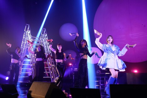 ヒールを手に踊る玉井詩織。(c)増田慶・髙田真希子