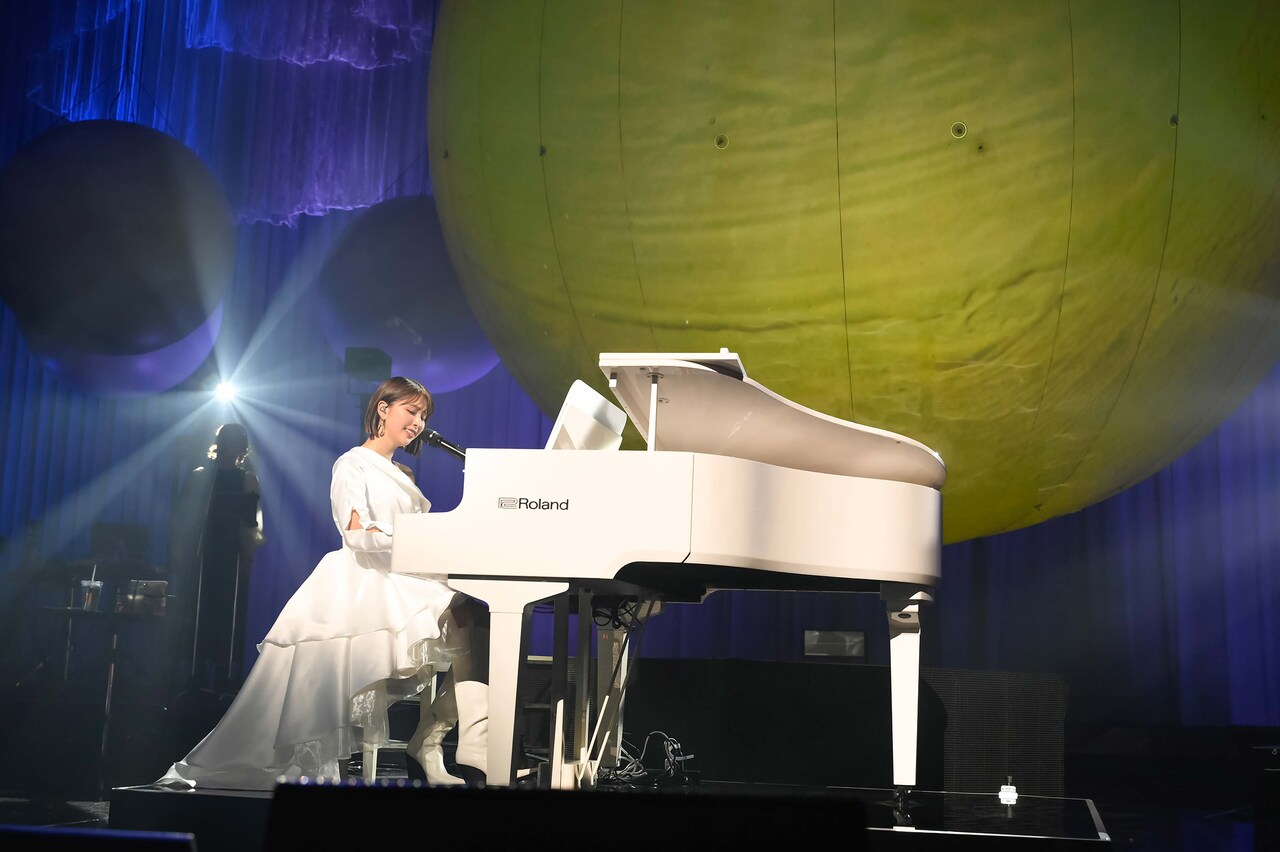 ピアノを弾きながら歌う玉井詩織。(c)増田慶・髙田真希子