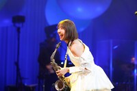 サックスを演奏する玉井詩織。 (c)増田慶・髙田真希子