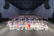 客席をバックに記念撮影するKAWAII LAB.のアイドルたち。