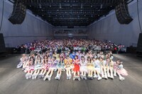 客席をバックに記念撮影するKAWAII LAB.のアイドルたち。