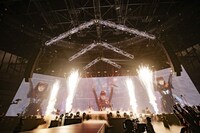 「BABYMETAL DEATH」を届けるBABYMETAL。（Photo by Taku Fujii）