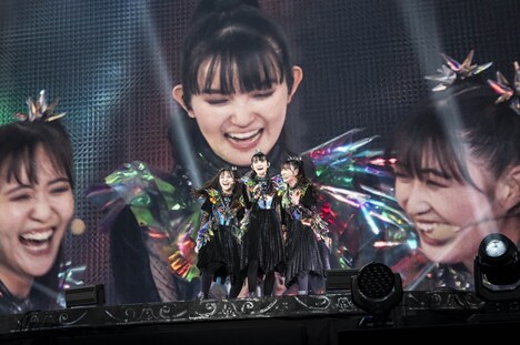 笑顔のBABYMETAL。(Photo by Takeshi Yao)