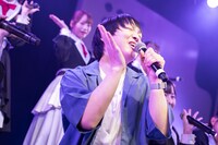 「可愛くてごめん」を歌う星野一成。（Photo by MAYUMI）