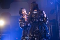 新間いずみ（奥）と大白桃子（手前）。（Photo by MAYUMI）