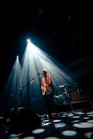 岡本優星（Vo, G）（Photo by MASANORI FUJIKAWA）