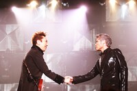 人気画像3位は「吉川晃司と布袋寅泰が再び融合、COMPLEX東京ドーム公演2DAYS開催」より、2011年7月開催のCOMPLEX「日本一心」ライブ写真。