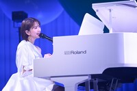 ピアノを弾きながら歌う玉井詩織。(c)増田慶・髙田真希子